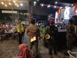 Patroli malam pengawasan protokol kesehatan di Prambon