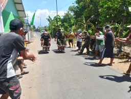Keseruan dan kekompakan Satgas TMMD bersama warga melepas lelah