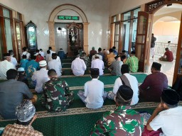 Anggota Satgas TMMD Salat Jumat Bersama Warga.