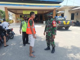Aparat Gabungan menggelar Operasi Yustisi Prokes di Prambon