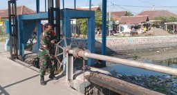 Babinsa Koramil 0816/06 Tanggulangin Bersama Dinas Pengairan Cek DAM & Pin