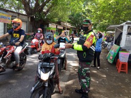Tetap Waspada Covid-19, Tim Satgas Kecamatan Tarik Laksanakan Razia Masker