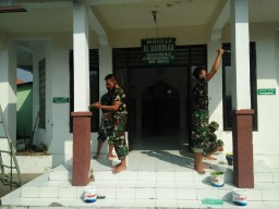 DALAM RANGKA KARYA BHAKTI TNI, PERSONIL KORAMIL 16 WARU BANGUN MASJID