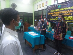 BABINSA TAMBAK REJO MENDAMPINGI DANRAMIL 0816/16 WARU MENGHADIRI PELANTIKAN