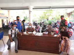 Babinsa Dampingi Pelaksanaan Vaksinasi Masyarakat Kecamatan Jabon.