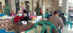 BABINSA JANTI DAMPINGI DANRAMIL 16 WARU PELAKSANAAN VAKSINASI