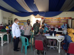 BABINSA PEPELEGI KORAMIL 0816/16 WARU MEMANTAU PELAKSANAAN VAKSINASI COVID-