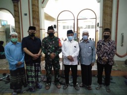 SHOLAT TARWEH BERSAMA, DANRAMIL WARU TEKANKAN KEAMANAN WILAYAH