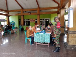 Koramil 0816/ 12 prambon giat kawal Pembagian BLT di desa wonoplintahan