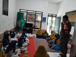 KORAMIL 16 WARU BERIKAN SANTUN KEPADA YATIM PIATU YAYASAN HIMATUN AYAT