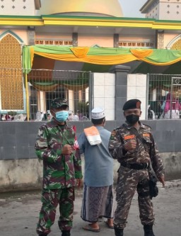 Babinsa Desa Tarik Serka Saiful Anam Laksanakan Pam Sholat Idul Fitri 1442