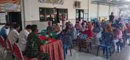 Serka Saiful Anam Babinsa Desa Tarik, Dampingi Penyaluran Pembagian BLT-DD