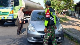 Semangat Tinggi, Babinsa Tulangan melaksanakan PAM exit Tol Tanggulangin