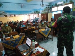 Danramil Waru tekankan prokes bagi siswa saat pembelajaran tatap muka