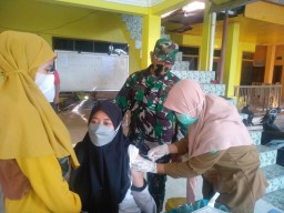 Babinsa Kebaron Tulangan ikut amankan pelaksanaan vaksin Covid-19