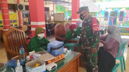 Babinsa Hadiri Pelaksanaan Vaksinasi Covid 19 Di Ds Balongtani Jabon