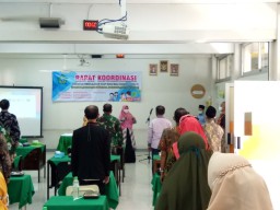 BABINSA PEPELEGI MENGHADIRI RAKOR PERSIAPAN BELAJAR TATAP MUKA DI SD ROUDHO