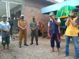 Babinsa Koramil 05/Tulangan Hadiri Pemakaman warga