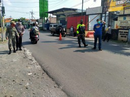 Anggota Krembung lakukan Operasi Yustisi tekan penyebaran covid-19