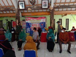 Babinsa Koramil 0816/03 Buduran Dampingi Vaksinasi masal di wilayahnya