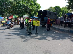 Babinsa 04 porong berperan dalam menerapkan protkes diwilayah