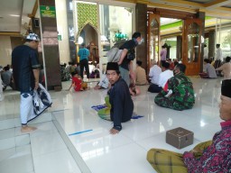 Anggota Koramil 0816/05 Tulangan Melaksanakan Sholat Jumat Bersama Warga De