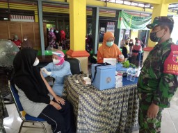 Babinsa 05 Tulangan lakukan Pengamanan Pelaksanaan vaksin Covid-19