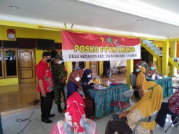 Babinsa Ramil Tulangan kawal Vaksinasi Covid-19 di Balai DS Kebaron