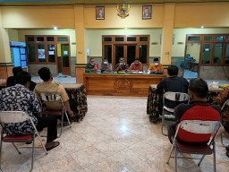 BABINSA SERTU SENTOT MENGHADIRI RAPAT PPKM MIKRO DI BALAI DS TULANGAN