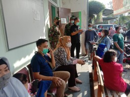 Babinsa Ramil 0816/07 Krembung Ikuti Kegiatan Vaksin Bersama