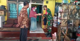 BABINSA 0816/03 BUDURAN MEMBAGIKAN PAKET OBAT PADA WARGA YANG ISOMAN