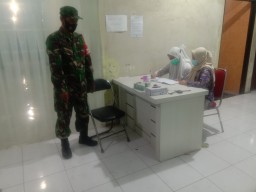 Babinsa Ramil 4 porong patroli tempat isoman puskesmas porong