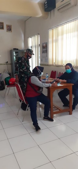 BERSAMA 3 PILAR, BABINSA BUNGURASIH PNDAHKAN WARGA YANG ISOMAN KE ISOTER