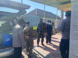 TNI / POLRI BERSINERGI MENGEVAKUASI PASIEN ISOMAN COVID 19 KE ISOTER
