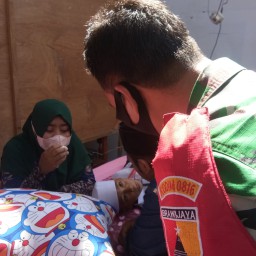 BABINSA DAMPINGI BOCAH PESERTA KHITAN MASSAL AGAR LEBIH PERCAYA DIRI