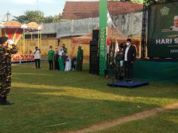 Danramil 0816/07 Krembung Hadiri Apel Hari Santri di Lapangan Desa