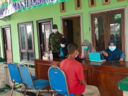 Koramil 0816/07 Krembung Laksanakan Pendampingan Kegiatan Vaksin di Desa Bi