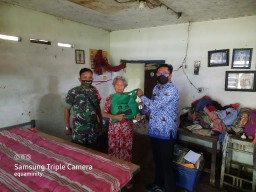 Kades Sidorejo didampingi Babinsa Salurkan Bantuan pada panti jompo LL