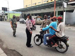 Koramil 0816/07 Krembung bersama petugas melaksanakan Operasi yustisi