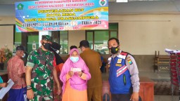 Babinsa Koramil 0816/08 Jabon dampingi Pendistribusian BLT