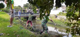 BABINSA KORAMIL 16 WARU LAKSANAKAN KERJA BHAKTI PEMBERSIHAN SUNGAI