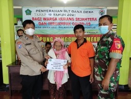 Babinsa Koramil 0816/05 Tulangan Pastikan pembagian BLT Aman