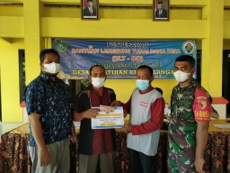 Pemdes Kepatihan Bersama Babinsa dan Bhabinkamtibmas Bagikan BLT-DD