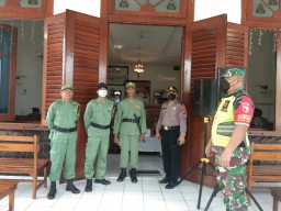 Anggota Ramil0816/7 Krembung Laksanakan Pam Nataru di Pos Pantau Krian