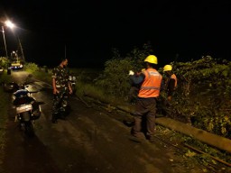 Personil Jabon Bantu Warga Dalam Musibah Angin Kencang.