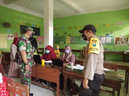 Babinsa Koramil 0816/05 Tulangan Pantau Vaksin Usia 6 Sampai 11 Tahun