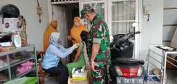 BABINSA RAMIL 01KOTA DAMPINGI TENAGA KESEHATAN LAKUKAN DOOR TO DOOR