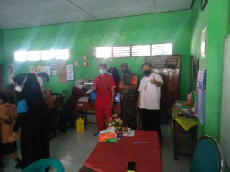 Anggota Koramil 05 Tulangan Dampingi Vaksinasi Di SDN 1 & SDN 2 Janti