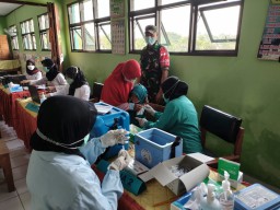 Babinsa Serta Puskesmas Jabon Laksanakan Vaksin Covid Usia 6-11 Tahun Di SD