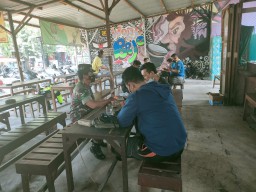 Babinsa 0816/03 melaksanakan komsos dengan warga binaan